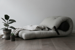 Karup Design 2-in-1 Futonsessel WRAP mit Nackenkissen Beige / Dark Grey